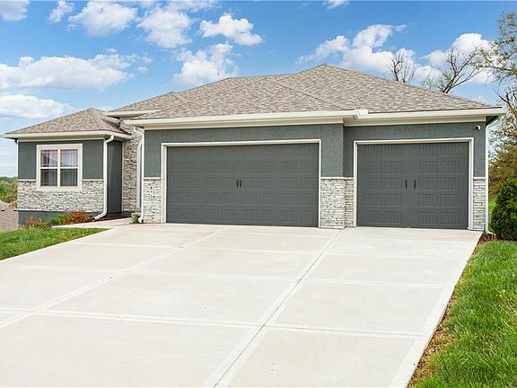 3rd image of 813 SE Pine Ct