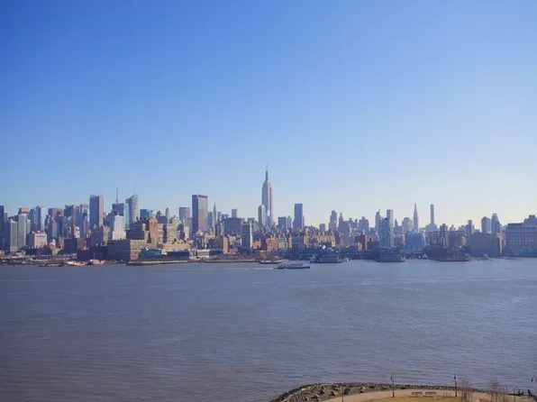 1125 Maxwell Lane image 1 of 7