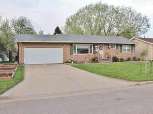 1912 10th St NW, Minot, ND 58703