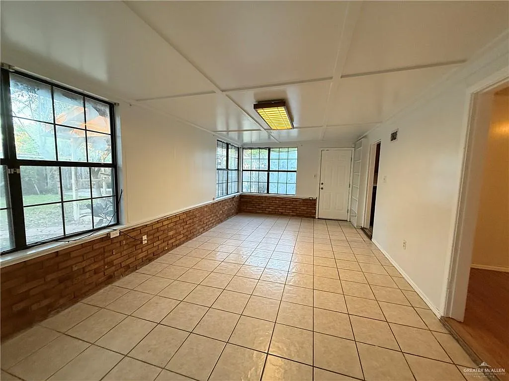 3 bed, 2109 sqft, $1,700 — Photo 4