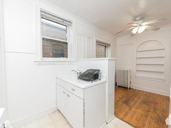 3rd image of 4610 N Hermitage Ave #1322