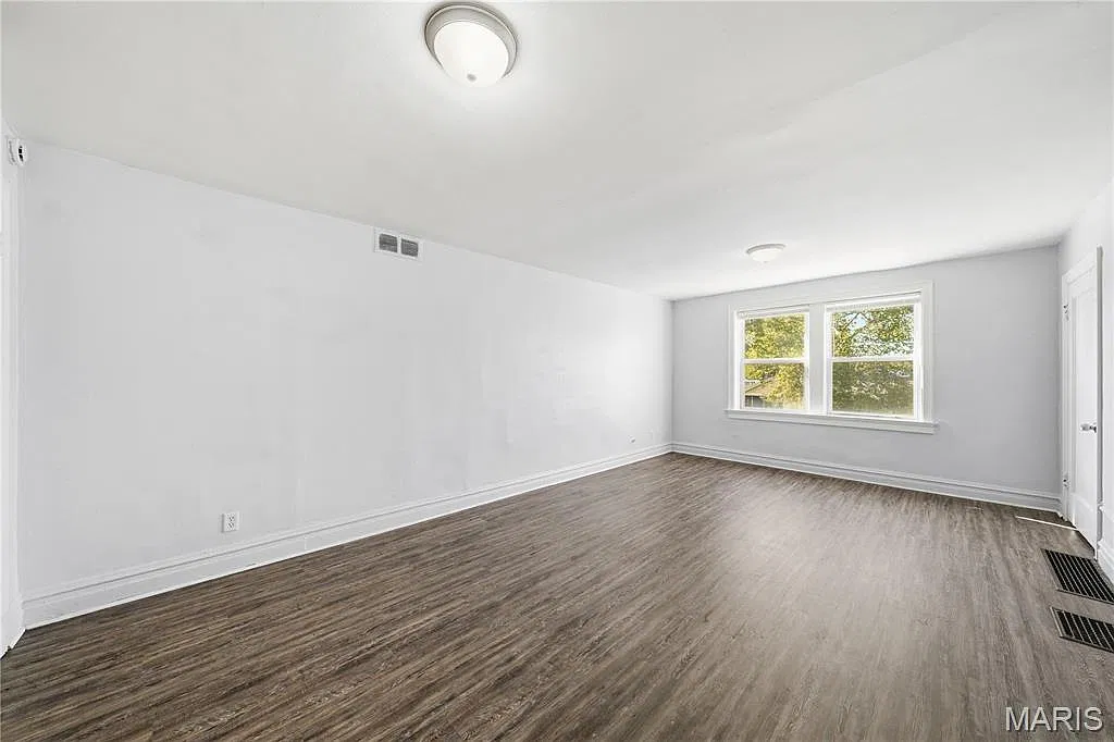 2 bed, 1.0 bath, 1000 sqft, $1,100 — Photo 2