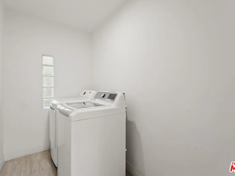 8300 Creighton Ave — Photo 12