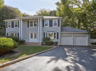 10 Willow Ridge Ct, Matawan, NJ 07747