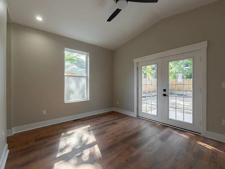 513 Pershing Ave — Photo 4