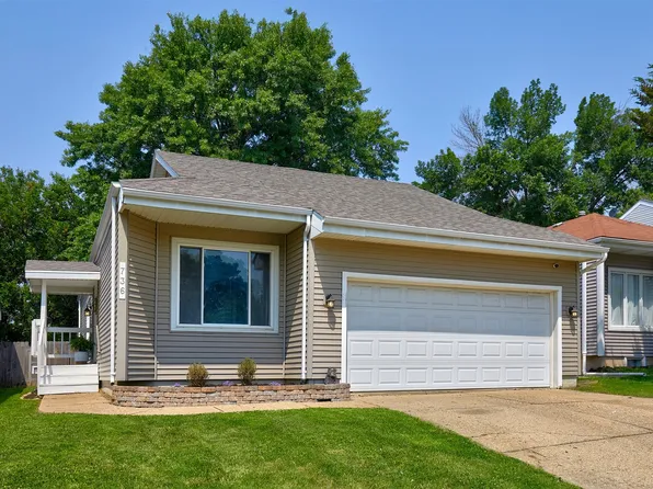 736 Knolls Ct, West Des Moines, IA 50265