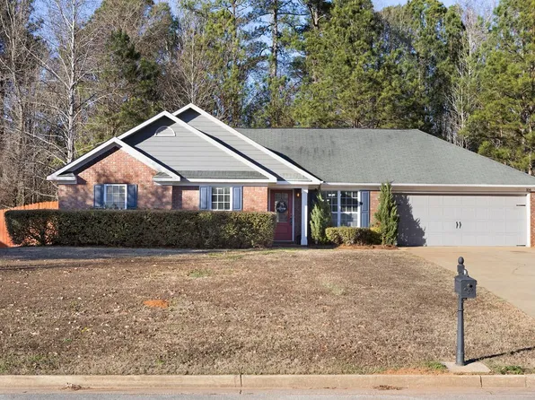 104 Oak Park Dr, Opelika, AL 36801