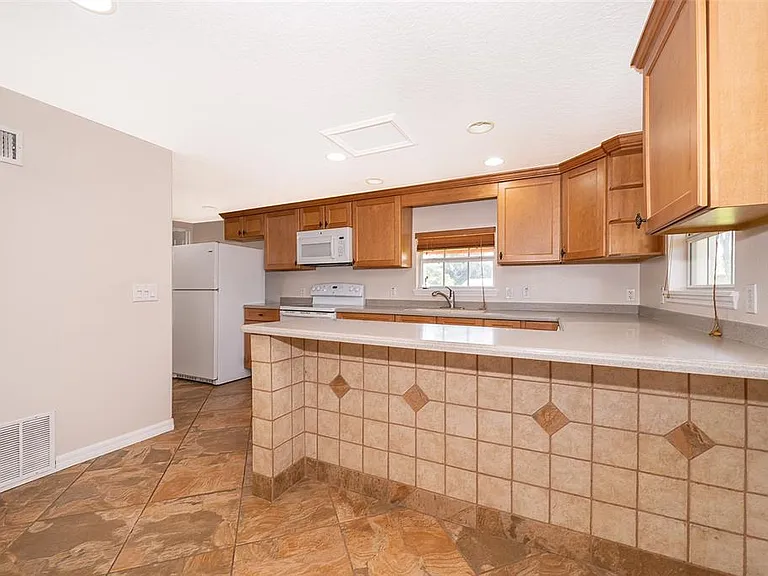 533 West Ave — Photo 5