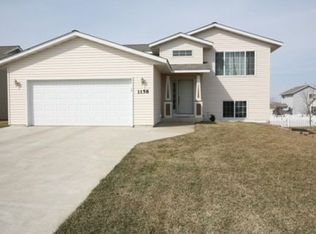1158 Blackbird Dr SW, Hutchinson, MN 55350