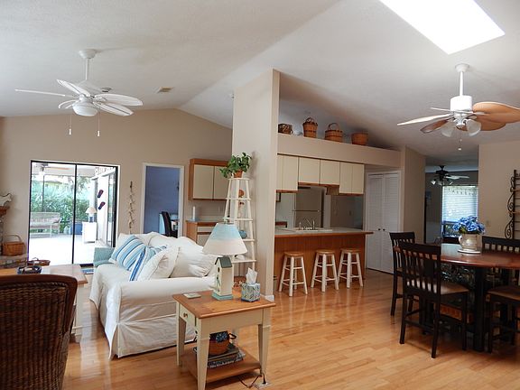 4th image of 3267 NE Kapok Ct
