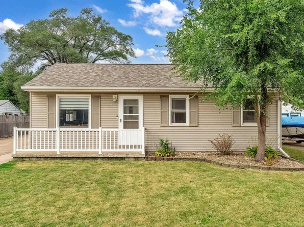 111 Michigan Dr, Elk Run Heights, IA 50707