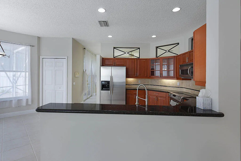 4 bed, 2.5 bath, 2644 sqft, $5,000 — Photo 3