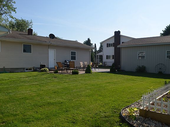 5th image of 9473 Charron Dr