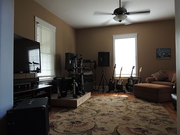 5th image of 169 Stewart Ave