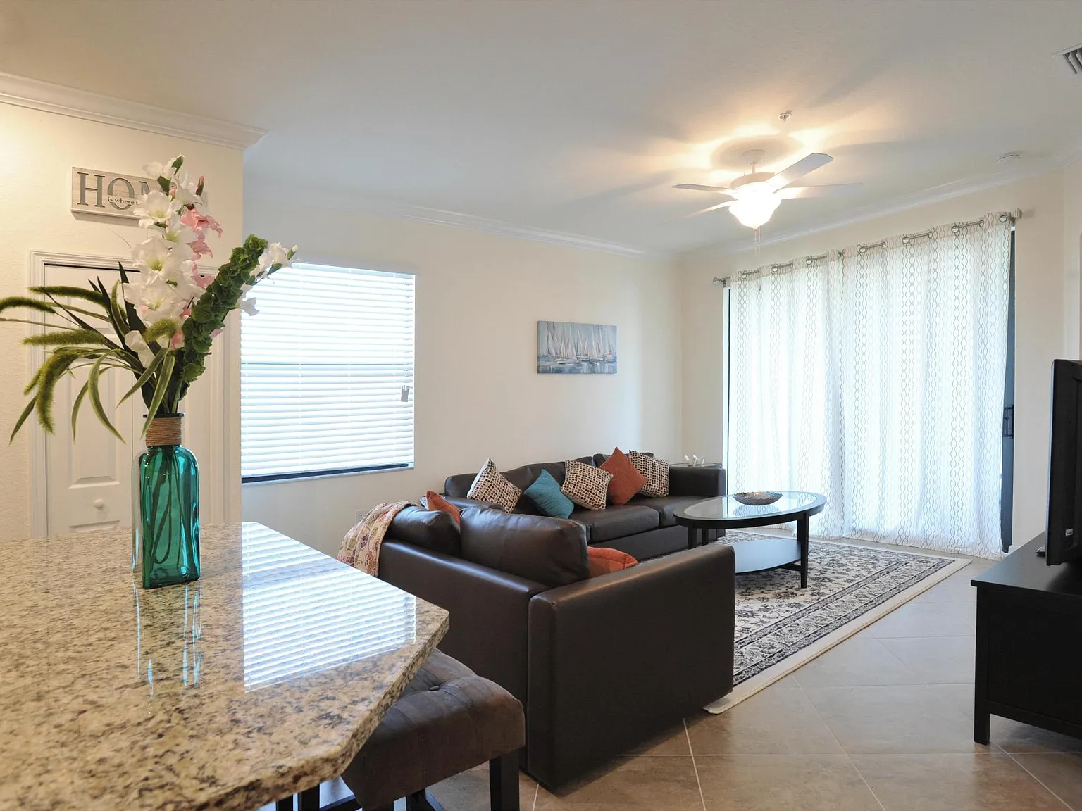 3 bed, 1284 sqft, $2,950 — Photo 2