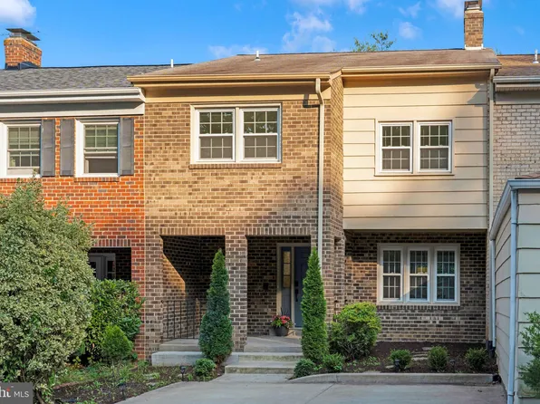 1135 Moorefield Hill Ct SW, Vienna, VA 22180