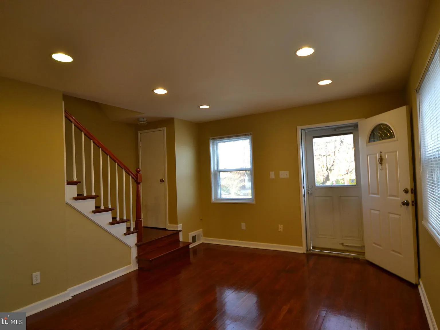 3 bed, 3.0 bath, 1968 sqft, $2,900 — Photo 2