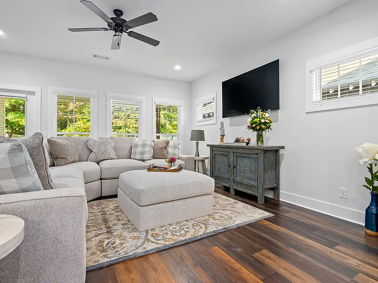 720 Village Dr — Photo 5