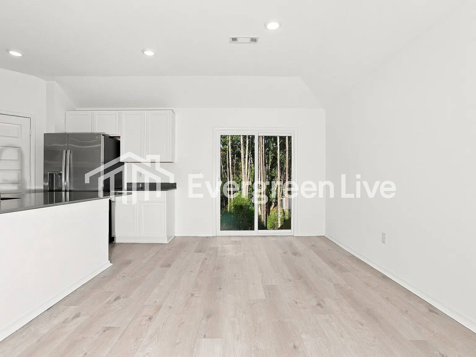 4 bed, 2.0 bath, 1496 sqft, $1,470 — Photo 2