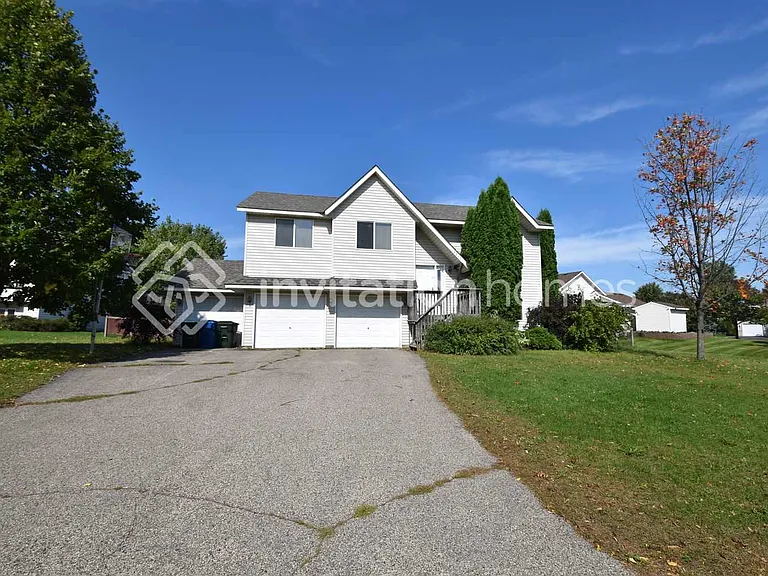 2243 Belfast St W — Photo 1