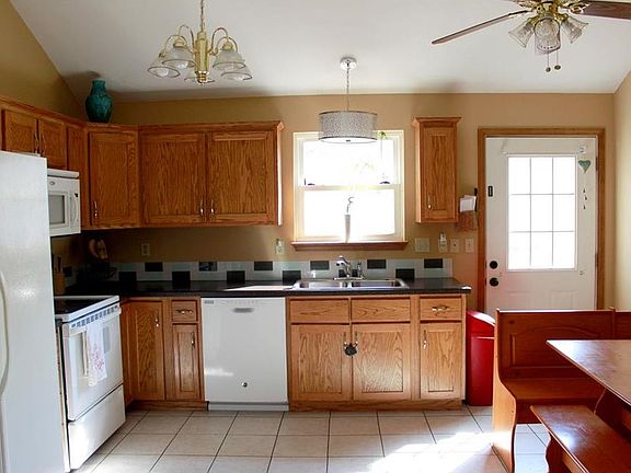3rd image of 404 E 6th St