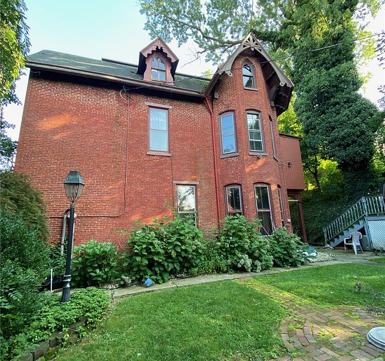 10th image of 315 S Centre St