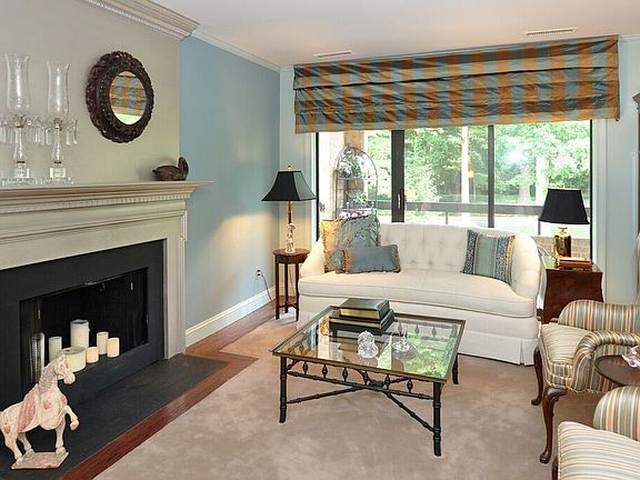 Living Room w/fireplace