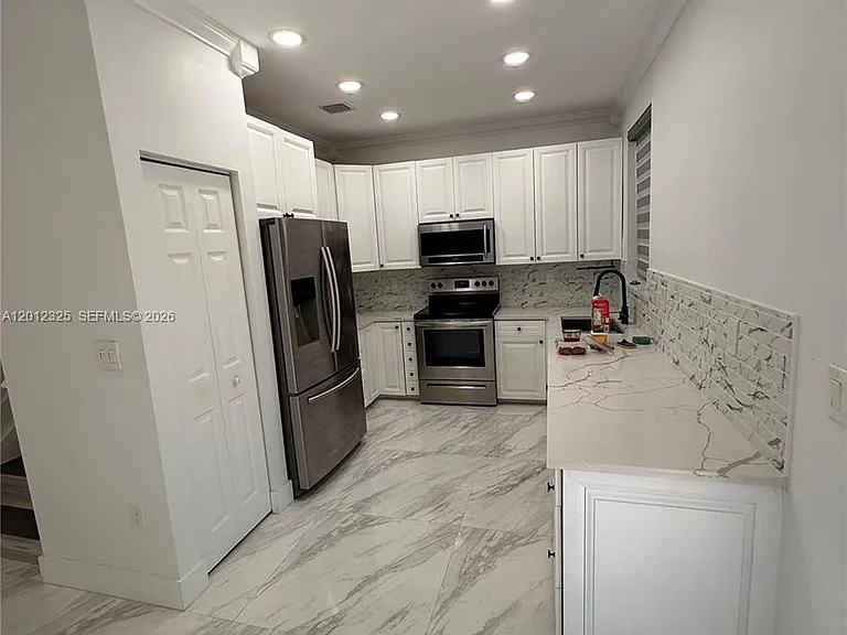 721 NW 170th Ter #721 — Photo 4