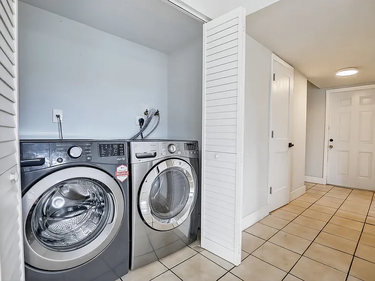 1721 SW 40th Ter #B — Photo 2