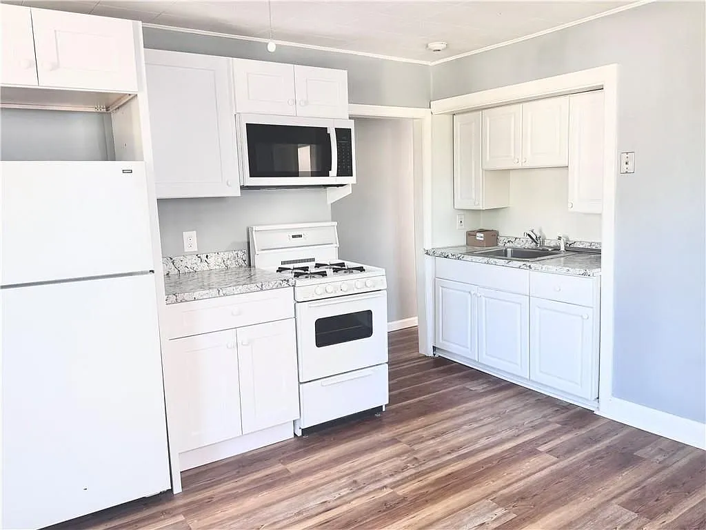2 bed, 2.0 bath, 800 sqft, $2,100 — Photo 2