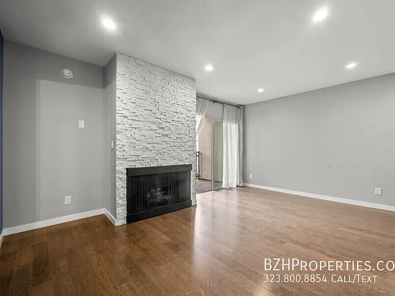 141 S Clark Dr #412A — Photo 4