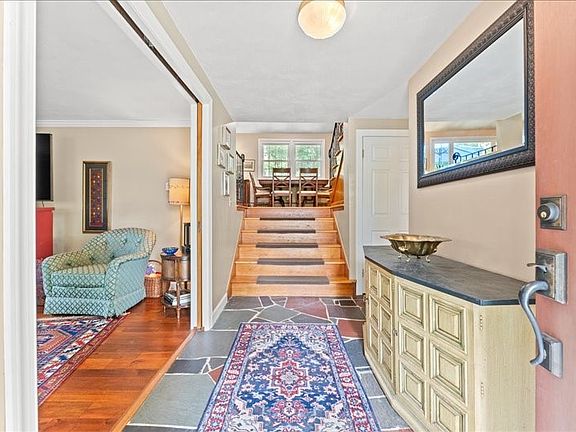 4th image of 932 Chestnut Ln
