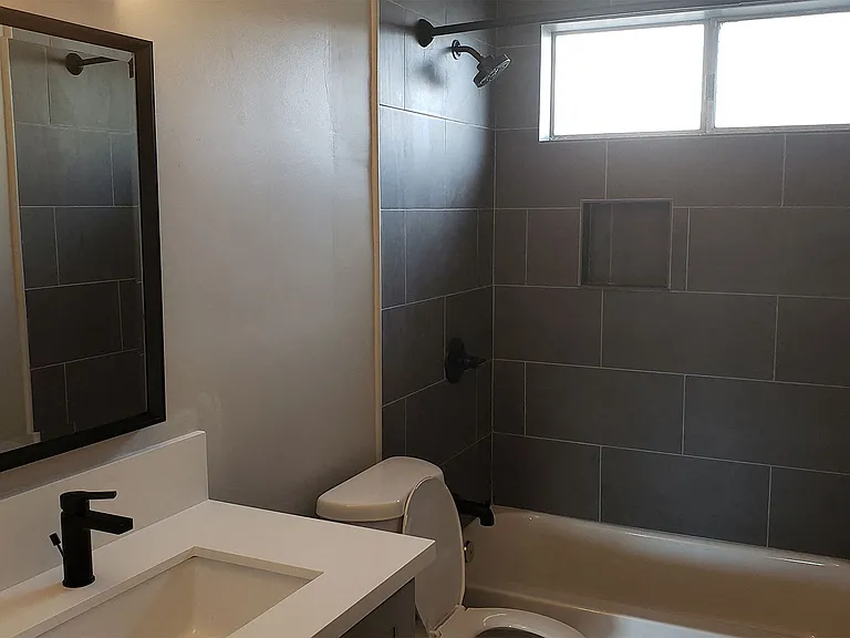 624 W Wilson Ave — Photo 10
