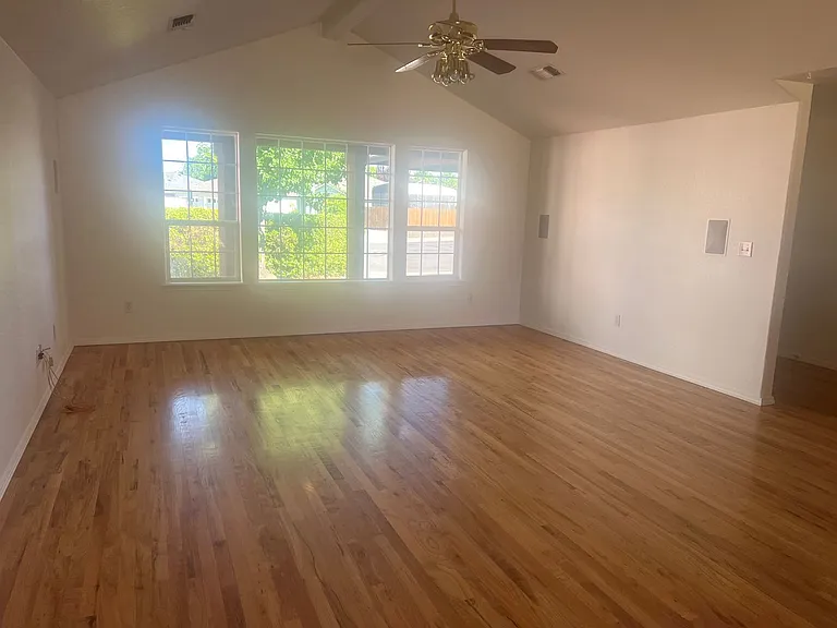 1460 Oxford Cir — Photo 3