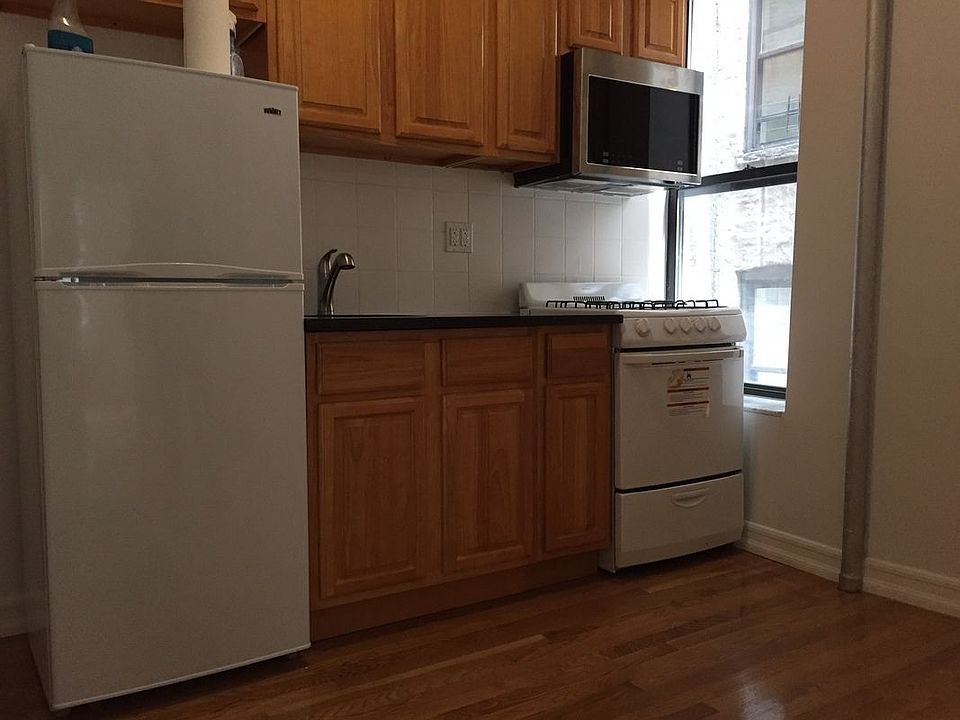 1st image of 122 Saint Marks Pl APT 3