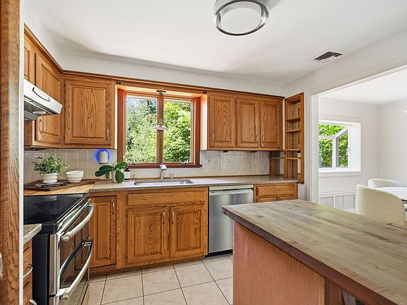 5th image of 126 Lexington Rd