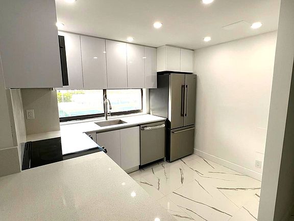 5th image of 16909 N Bay Rd APT 710
