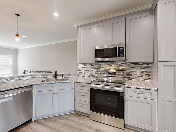 3rd image of 1467 Malden Ct