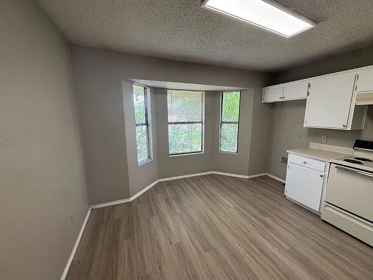 204 Genoa Ave — Photo 3