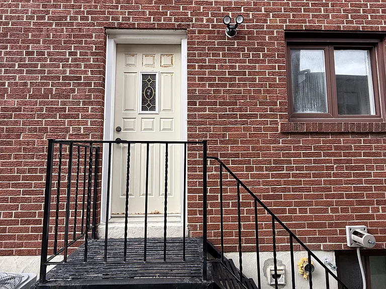 214 Fairglen Ave #REAR — Photo 1