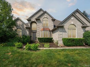 6543 Chatham Cir, Rochester Hills, MI 48306