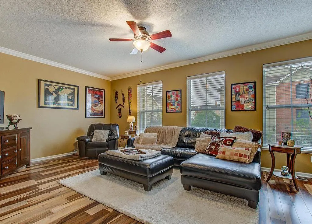10271 Bleeker St — Photo 3