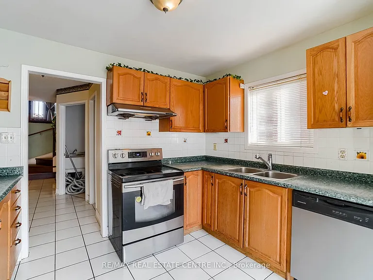 3725 Althorpe Cir N — Photo 18