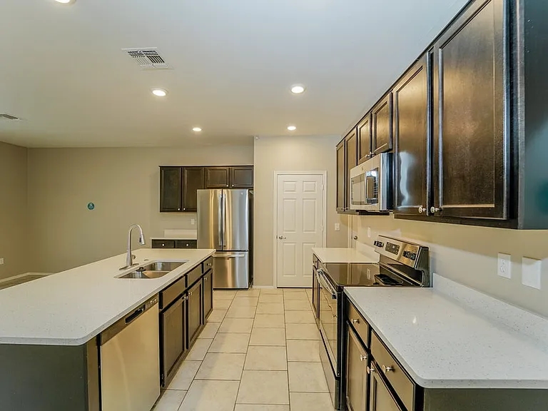 7621 W Valencia Rd — Photo 9