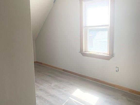 3rd image of 25 Vine Ave #2R