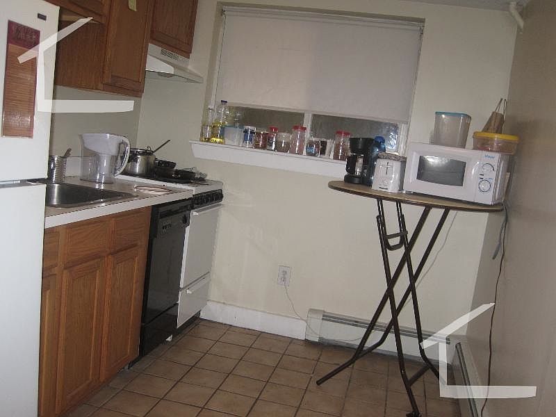 2nd image of 61 Selkirk Rd APT 02