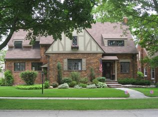 25406 Parkwood Dr, Huntington Woods, MI 48070