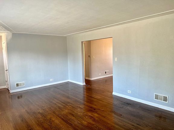 5th image of 926 E 162nd Pl