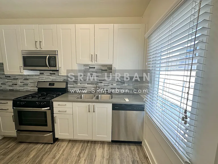 2027 Front St #6 — Photo 1