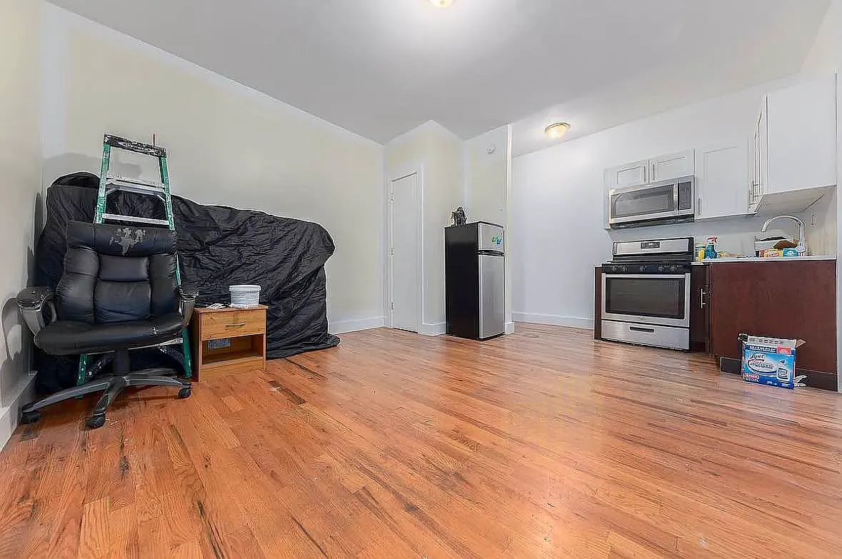 666 Hancock Street — Photo 2